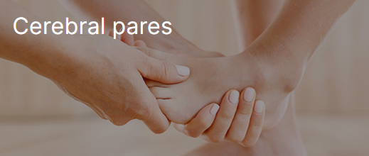 Händer som håller om en fot